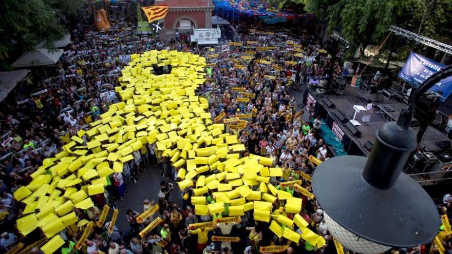 Los independentistas dibujan un gran lazo amarillo en Gràcia para recordar a los Jordis