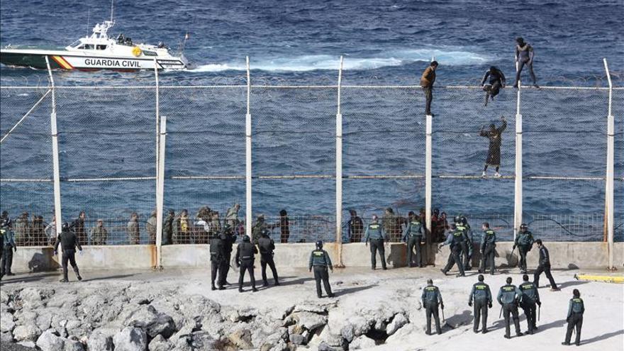 Dos inmigrantes saltan el vallado de Ceuta de una decena que lo intenta