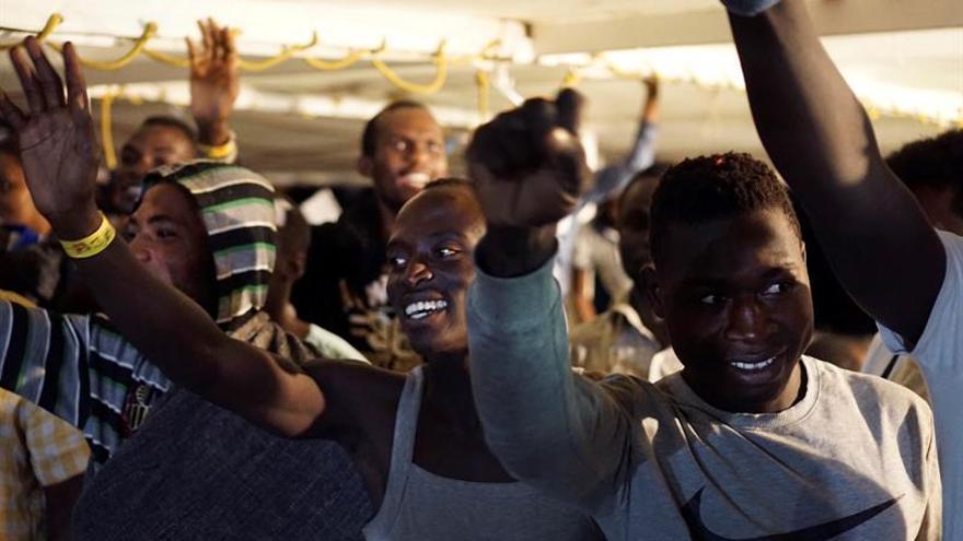 Los migrantes pasaron su primera noche en un punto de acogida en Lampedusa