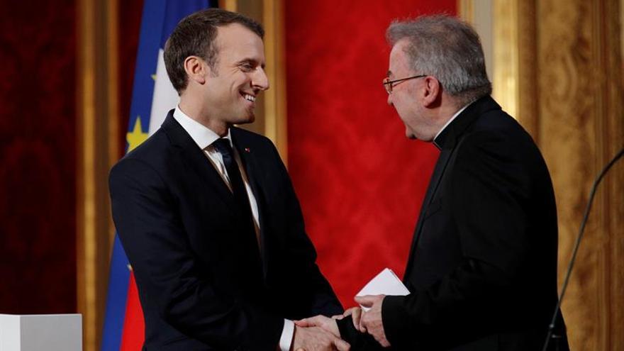 Luigi Ventura, con Emmanuel Macron