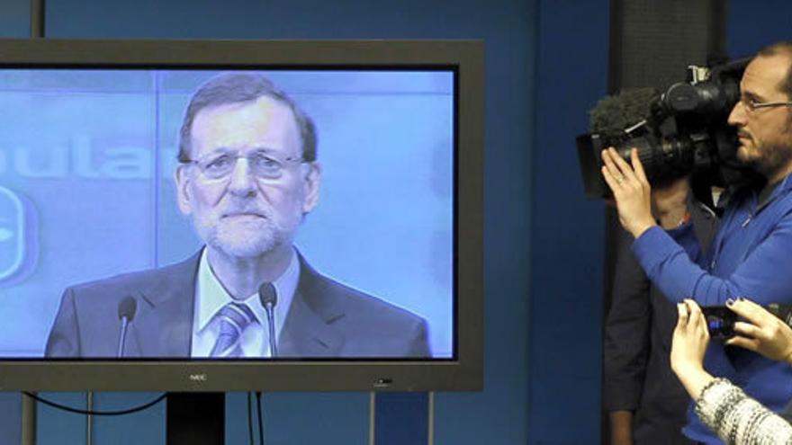 NOTICIAS QUE NO SON DEL MUNDO TODAY PERO CASI - Página 15 Periodistas-discurso-Rajoy-presidente-preguntas_EDIIMA20130202_0147_5