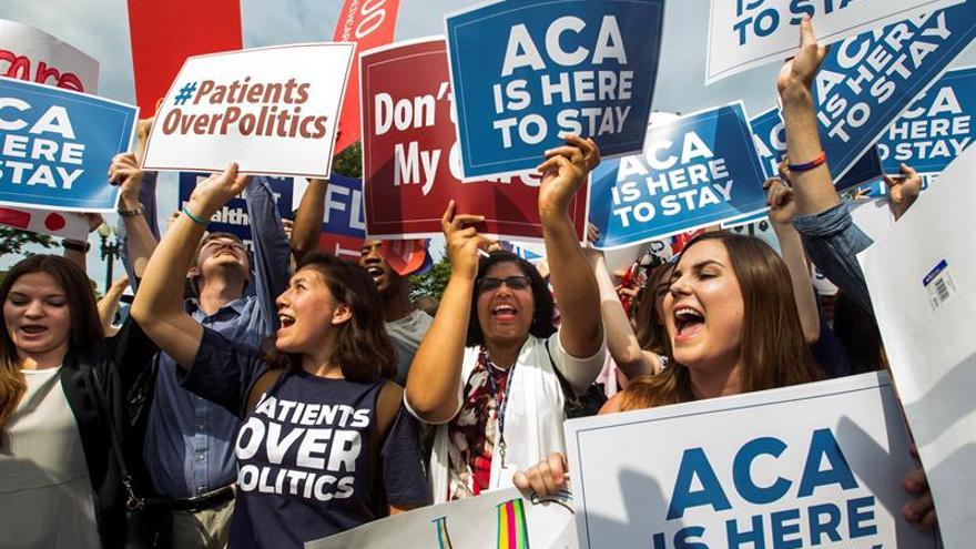 Activistas de EE.UU. animan a registrarse en Obamacare pese al fallo de un juez
