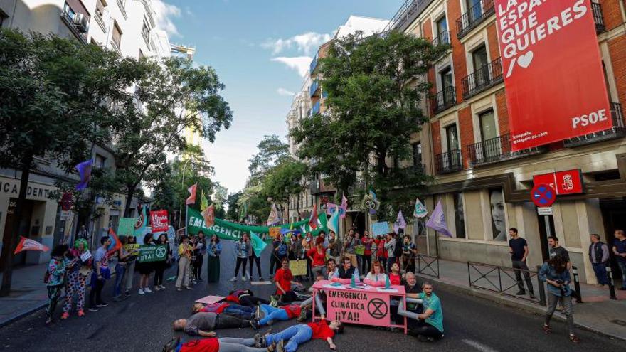 Activistas de ER, ante la sede del PSOE, piden al Gobierno que declare la emergencia climática