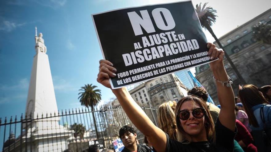 Argentinos con discapacidades dicen 'no' a los ajustes en ayudas oficiales