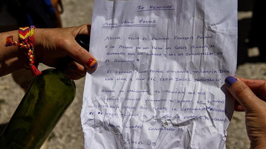 Carta de un nieto para ser introducida en una botella en un acto frente al Fuerte de San Cristóbal / Foto: Óscar Rodríguez