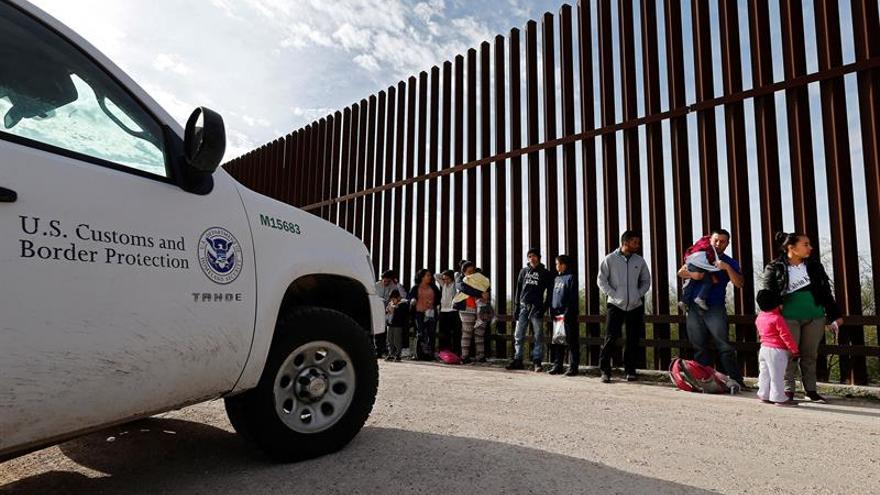 Cientos de inmigrantes en la frontera de EE.UU. serán enviados al sur de Florida