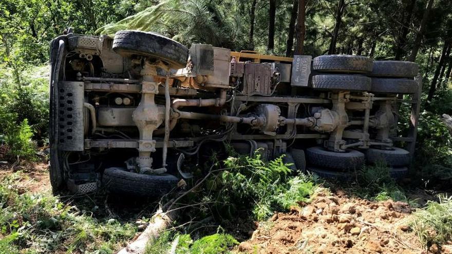 Fallece un camionero tras precipitarse un camión por un desnivel en Mos