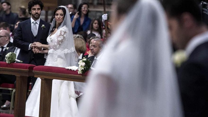 El papa Francisco oficia los primeros matrimonios de su pontificado