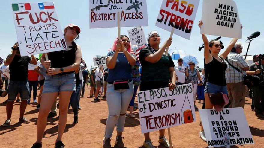 Latinos protestan en El Paso contra el odio y el racismo tras una semana de la masacre