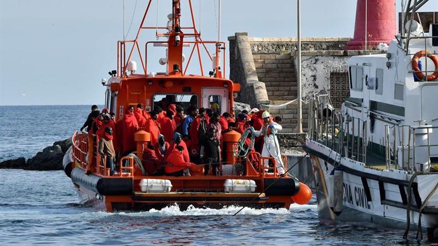 Llegan al puerto de Motril los inmigrantes rescatados cerca de la costa