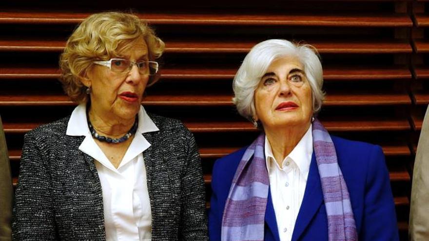 Manuela Carmena y Paca Sauquillo, en la presentaciÃ³n de los integrantes del Comisionado de Memoria HistÃ³rica de Madrid. / EFE
