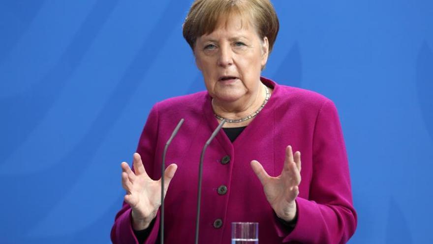 Merkel pide a los alemanes disciplina y  no bajar la guardia