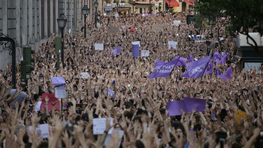 Miles de personas se concentran frente al Ministerio de Justicia en Madrid contra la sentencia de 'la manada'