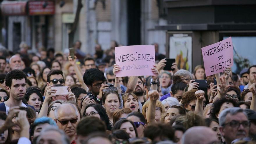 Miles de personas se concentran frente al Ministerio de Justicia en Madrid contra la sentencia de 'la manada'