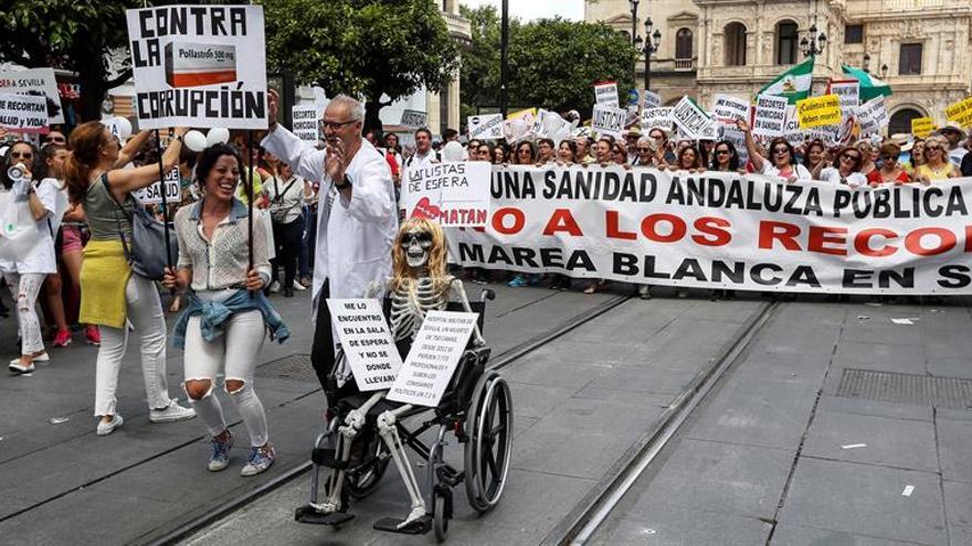 Miles de personas de toda Andalucía piden en Sevilla "una sanidad digna"