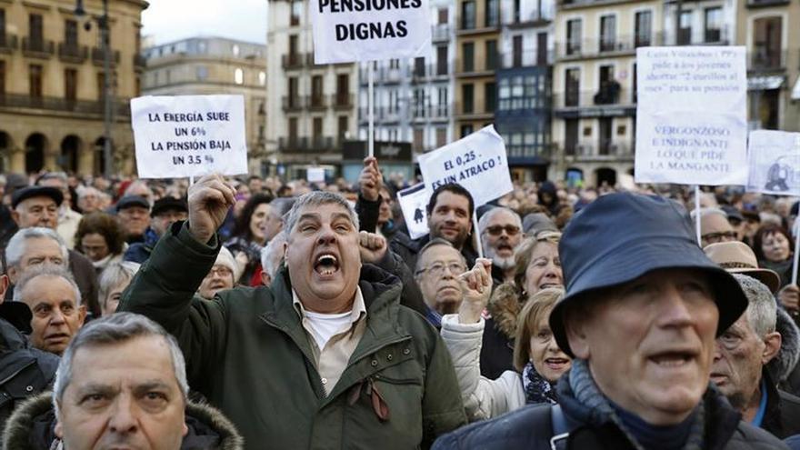 Miles de personas se manifiestan por pensiones pese mal tiempo en Pamplona