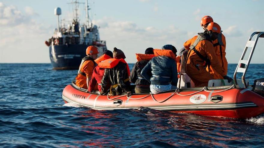 Las ONG advierten de que se agravan las condiciones para los 49 rescatados en el mar