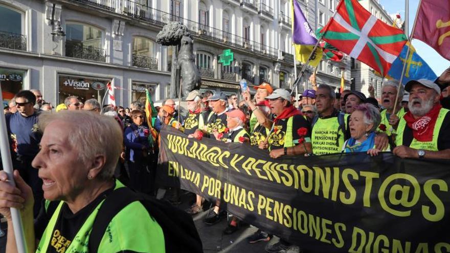 Pensionistas llegan a Madrid desde Cádiz y Bilbao para pedir pensiones dignas