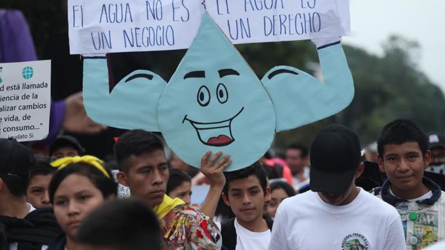SalvadoreÃ±os reafirman su rechazo a la privatizaciÃ³n del agua en el DÃ­a del Medioambiente