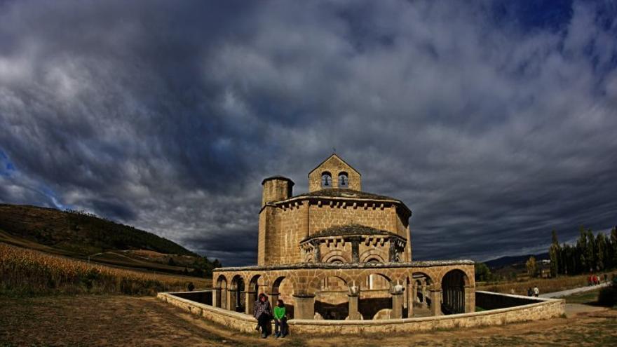 La ermita de Santa María de Eunate es una joya románica construida en el siglo XII que aparece en el listado de 1.087 inmatriculaciones realizadas por la Iglesia Católica en Navarra. Foto: Roberto Cacho Toca (CC)