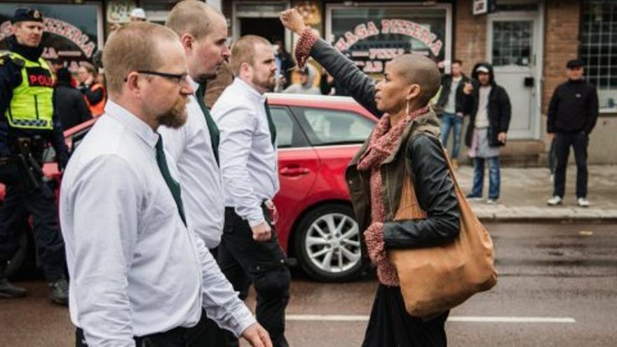 Una mujer negra desafía a 300 nazis que desfilan por las calles de Suecia / @davidlagerlof