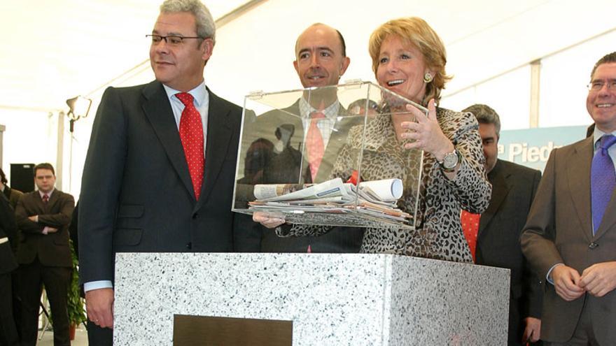 Esperanza Aguirre coloca la primera piedra del hospital de Valdemoro