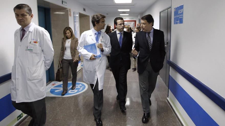 El presidente de la Comunidad de Madrid, ignacion González, en un visita a un hospital.