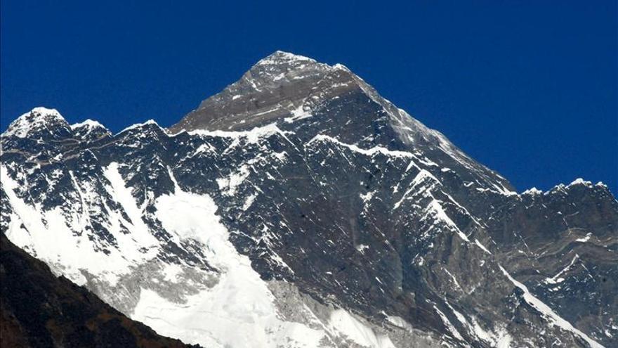 Al menos nueve sherpas muertos por un alud en el Everest