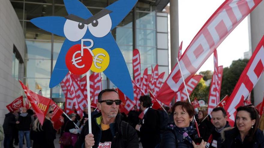 Unos 200 sindicalistas protestan contra el ERE en la junta de CaixaBank