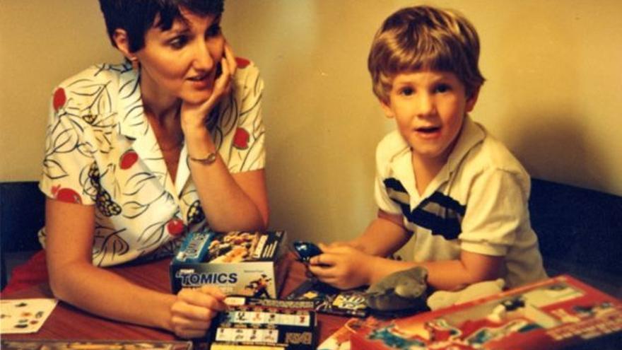 Dylan Klebold de pequeño con su madre Sue/ Twitter