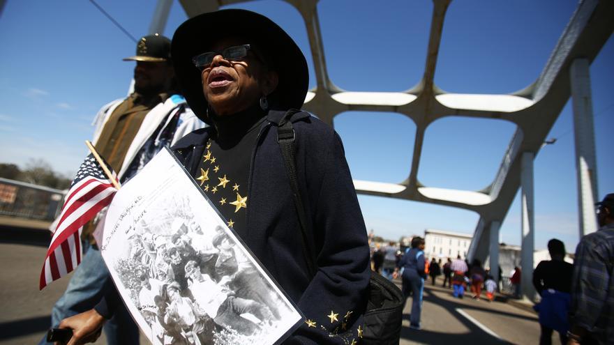 Una mujer recuerda los 50 años del 'domingo sangriento' en Selma, Alabama. 